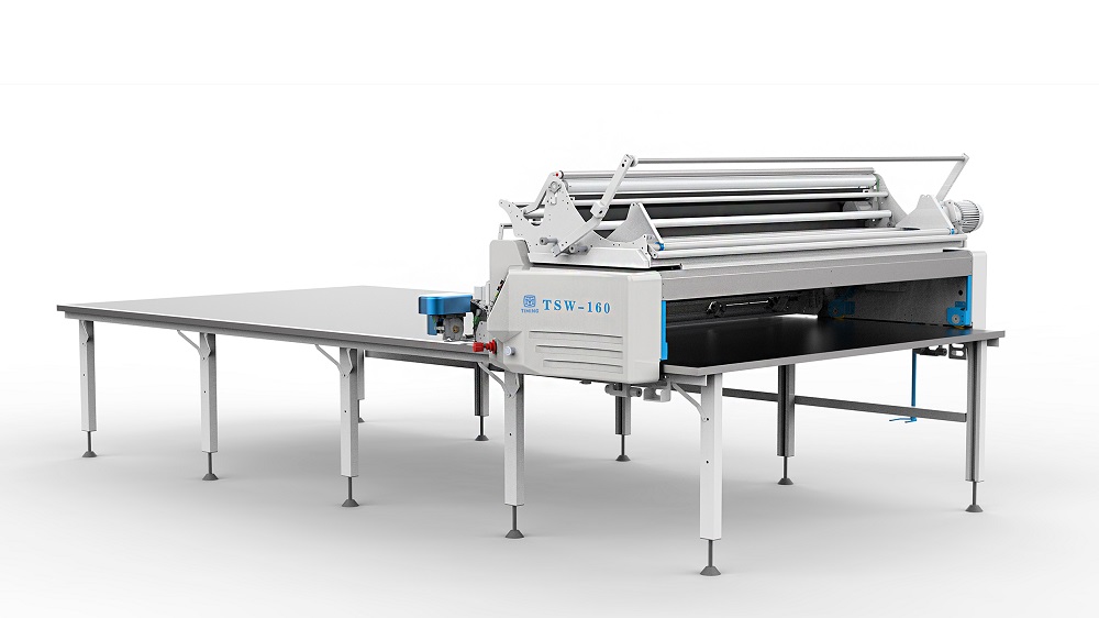Automatic spreading machine for woven fabric