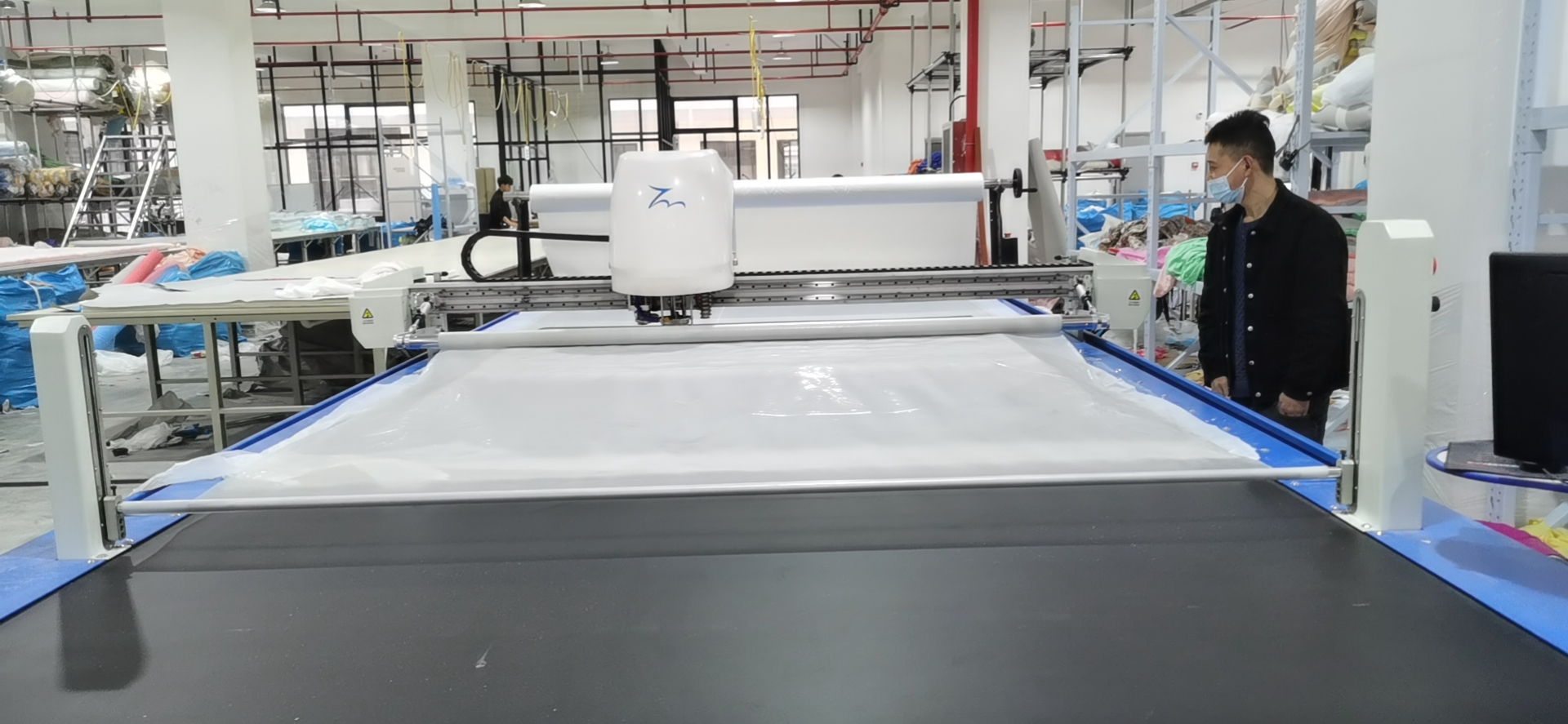 Automatic multi layers cutting machine for baby bib fabric