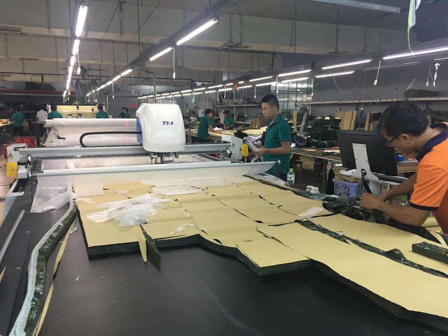 Automatic fabric cutting machine for military suit