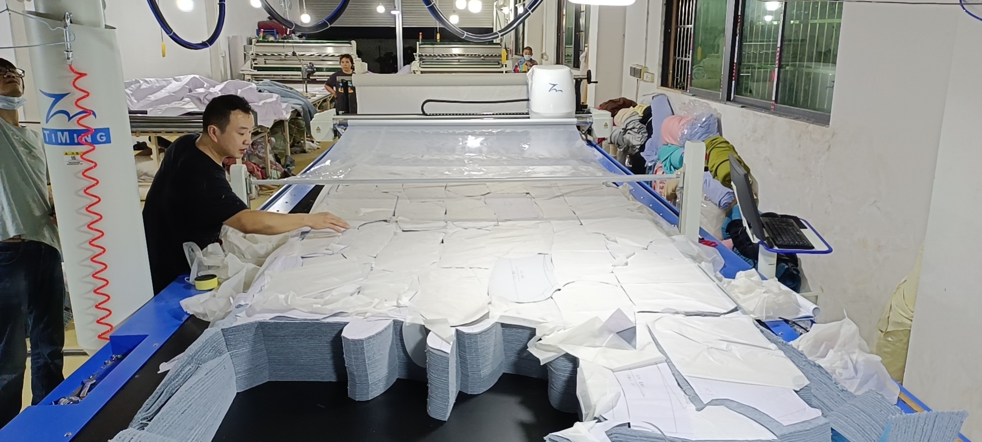 Fabric pattern cutting machine