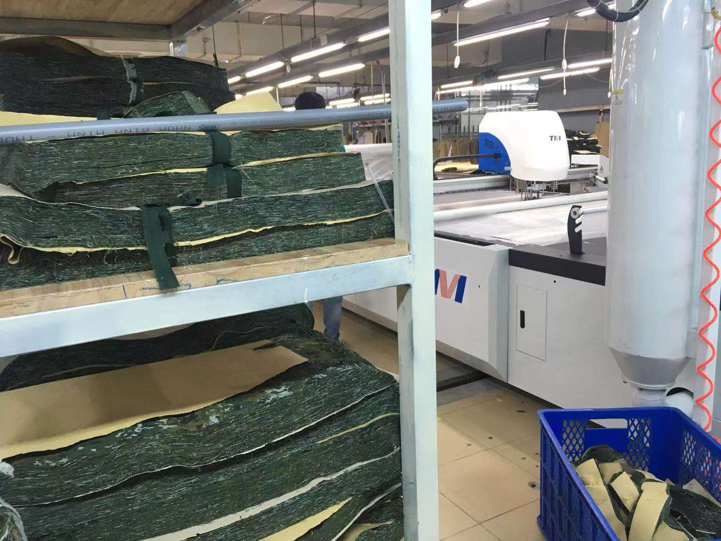 Automatic fabric cutting machine for soft fabric military suit